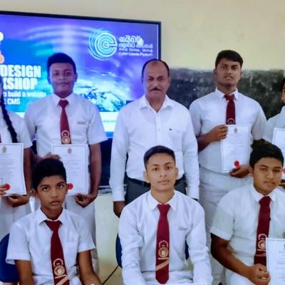 වෙබ් අඩවි සංවර්ධන කණ්ඩායම හට සහතික පිරිනැමේ 